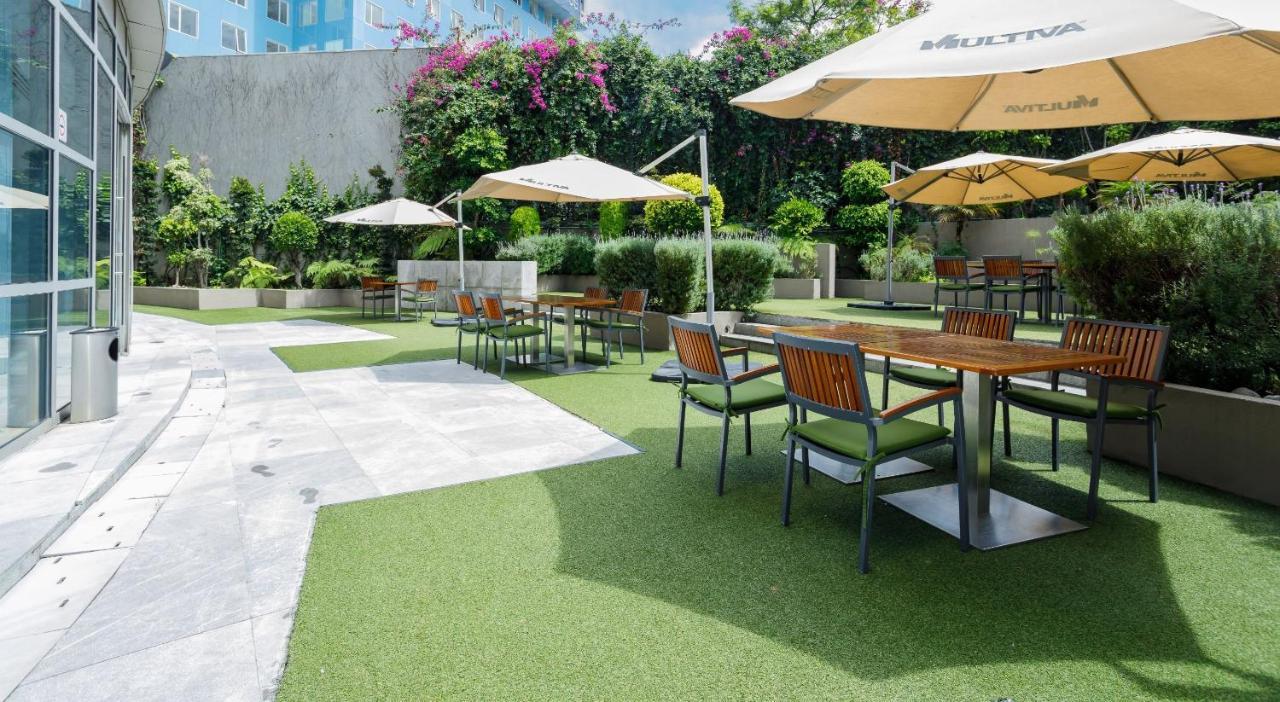 Hotel Camino Real Santa Fe à Mexico Extérieur photo Artificial grass at a hotel